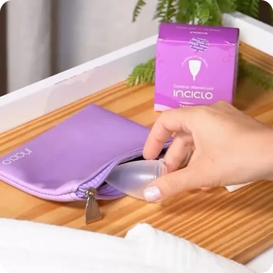 Coletor menstrual Inciclo sendo guardado na necessaire