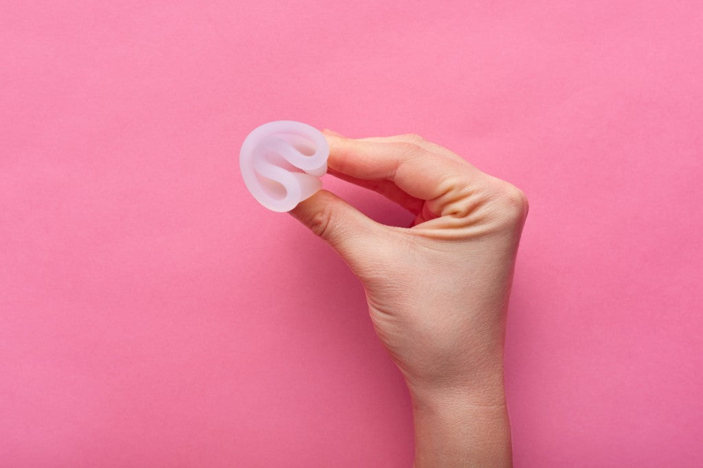 Aprenda a tirar o disco menstrual e veja como é simples e rápido